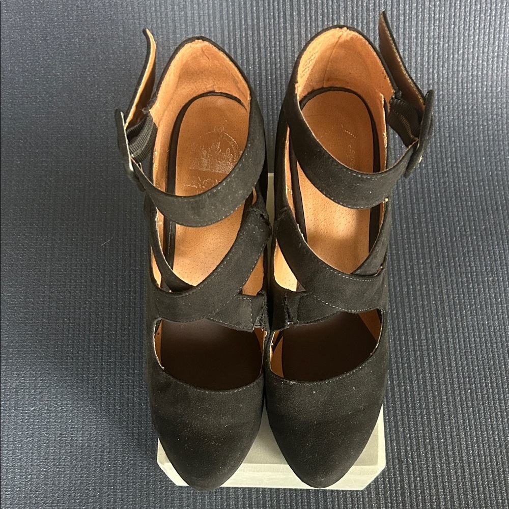 Crown Vintage strappy close toe wedge